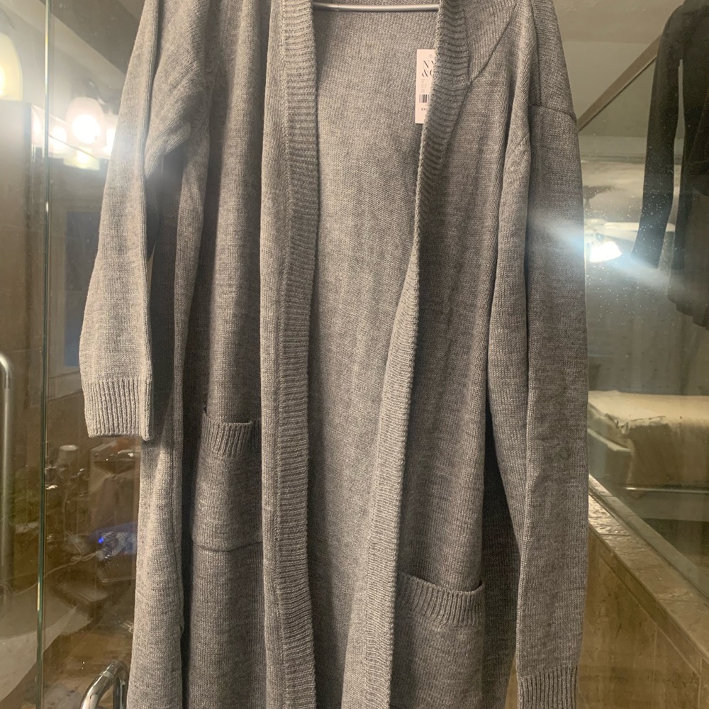 Pretty pocketed gray cardigan with hood